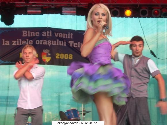 adina , si in spate viktor si cyupa in concerte